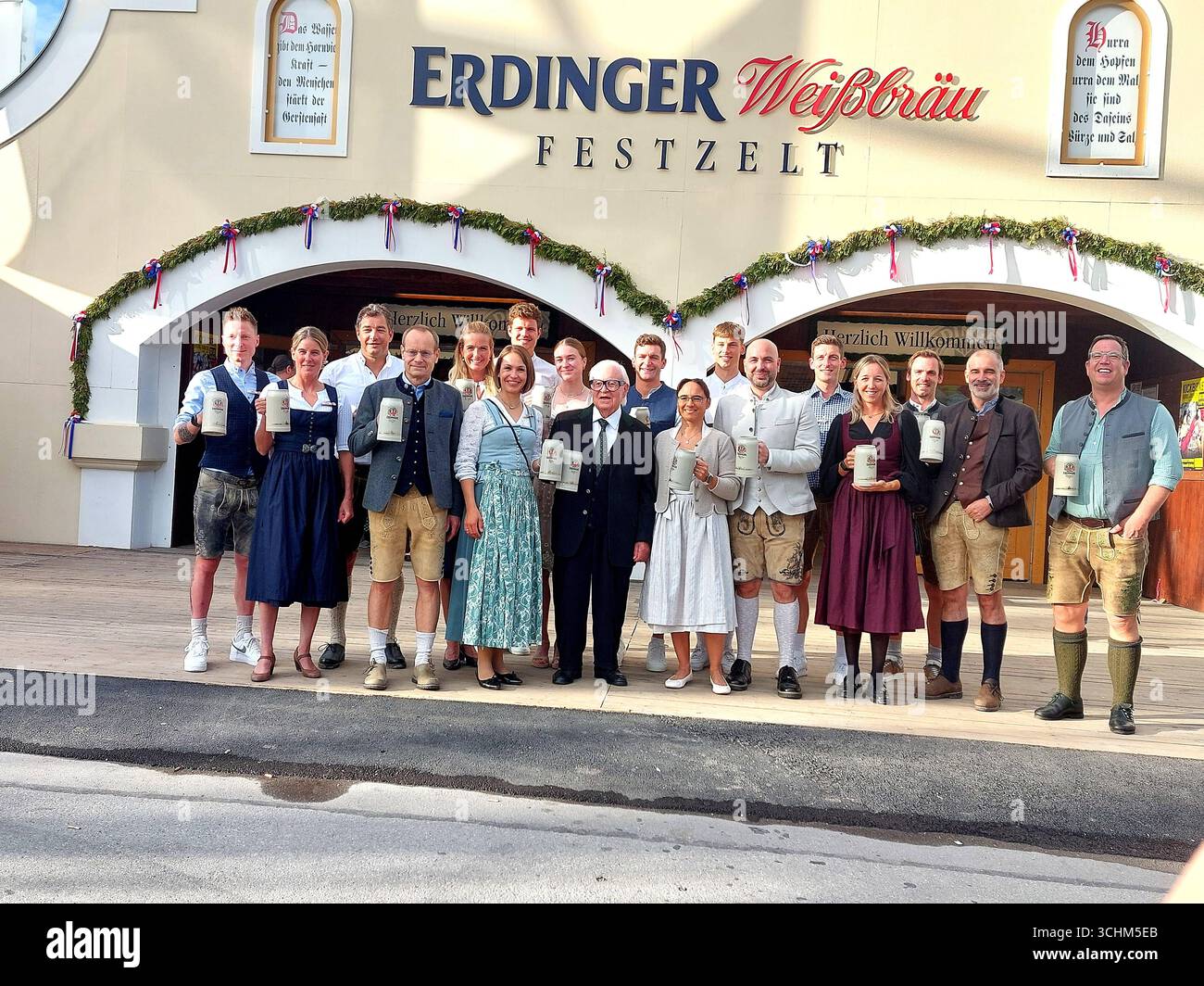 Links Magdalea Neuner Biathlon Weltcub Siegerin Werner Brombach Erdinger Weissbraeu Inhaber Gastgeber rechts Tochter Claudia Brombach und mit Triathlon und Biathlon Sportlern -nicht der Reihenfolge -Nicole Leder Lothar Leder Franziska Preuss Simon Schempp Rico Bogen und Organisationsteam vor Erdinger Weissbraeu Festzelt Herbsfest Treffen Erding 02.09.2025 Festplatz Erding *** verließ Magdalea Neuner Biathlon Weltcupsieger Werner Brombach Erdinger Weissbraeu Besitzer Gastgeber rechts Tochter Claudia Brombach und mit Triathlon und Biathlon Athleten nicht in Ordnung Nicole Leder Lothar Leder Franziska Preuss Stockfoto