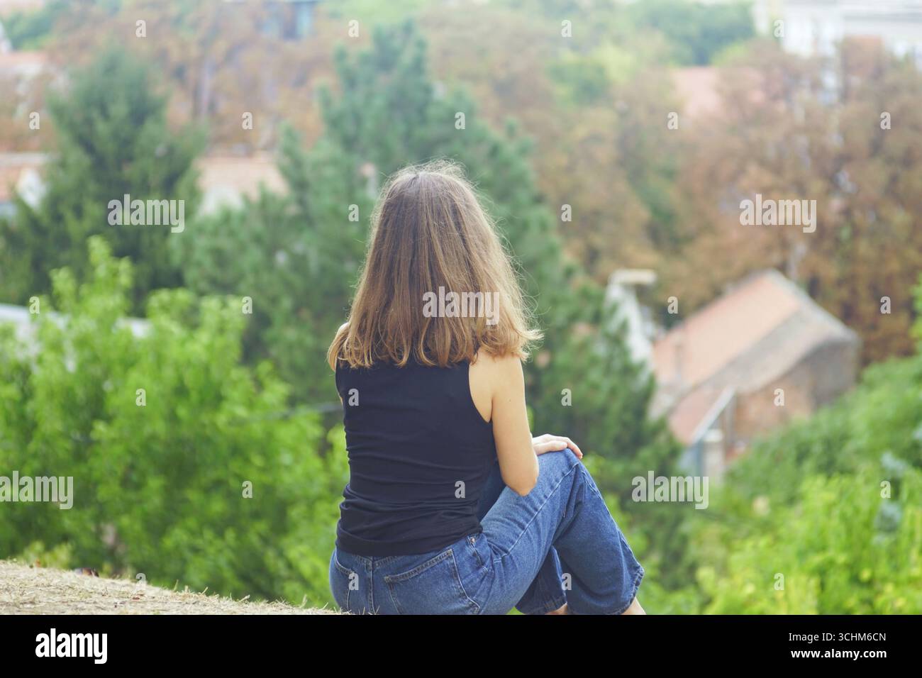 Digitale Detox: Mädchen genießt technologiefreie Momente in der Natur. Ungestörter Lebensstil und entspannte Entspannung ohne Bildschirm für geistige Klarheit. Modernes Wellness Stockfoto