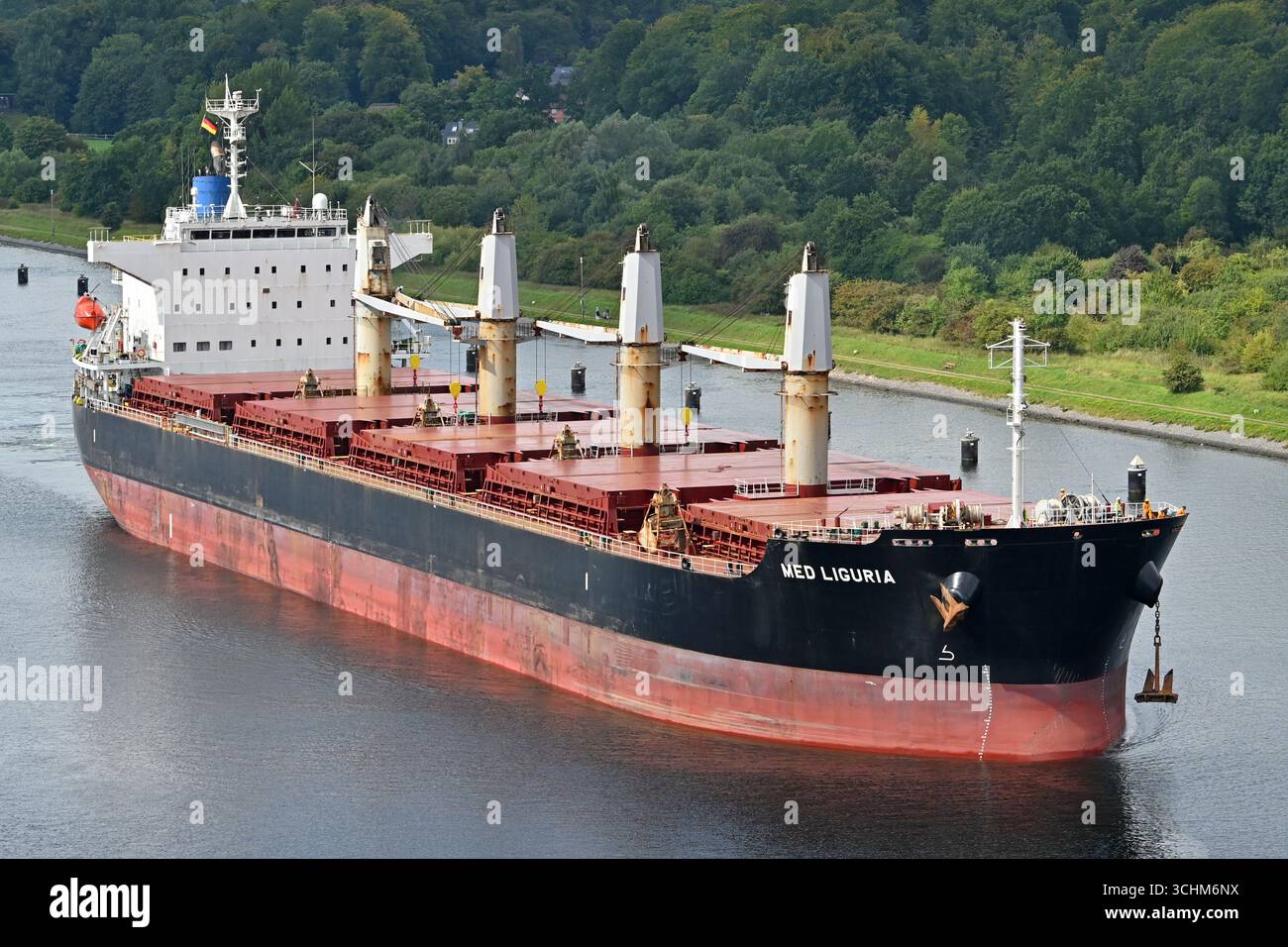 Der Bulkträger MED LIGURIEN passiert den Kieler Kanal Stockfoto