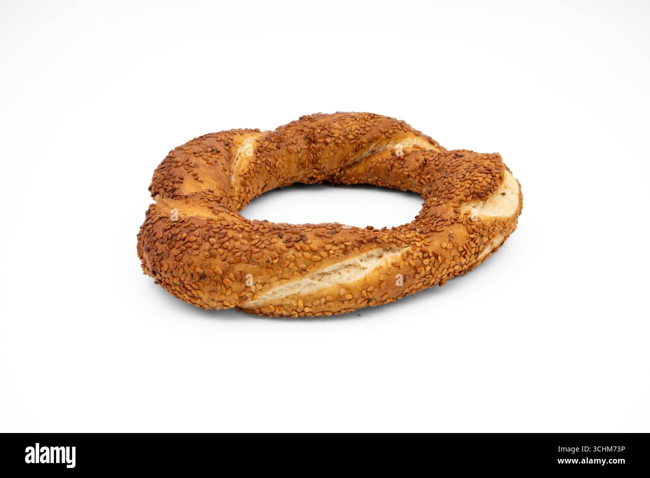 Ein türkischer Simit mit Sesam Seeds auf weißem Hintergrund Stockfoto