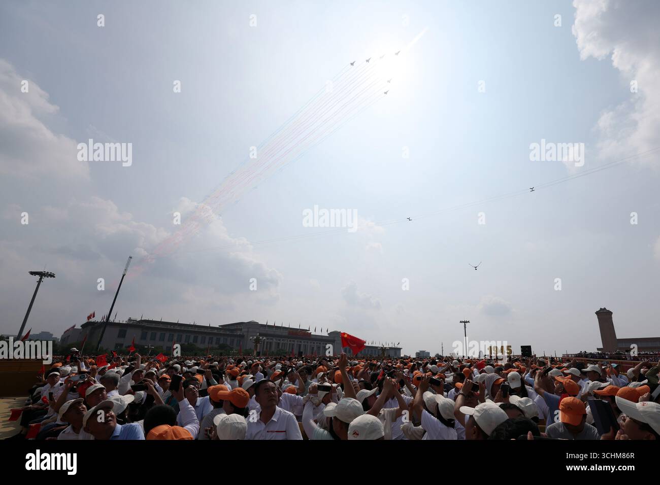 Peking, China.3. September 2025. Sieben J-10 Kunstflugzeuge fliegen während eines großen Treffens zum 80. Jahrestag des Sieges im chinesischen Volkskrieg gegen die japanische Aggression und den Antifaschistischen Weltkrieg am 3. September 2025 in Peking über den Tian'anmen-Platz. Die Staffel zeigte 14 farbige Rauchpfade, die die 14 Jahre des Widerstands gegen die japanische Aggression symbolisieren und die vielversprechenden Aussichten von 1,4 Milliarden Chinesen für die nationale Verjüngung darstellen. Quelle: Fu Tian/China News Service/Alamy Live News Stockfoto