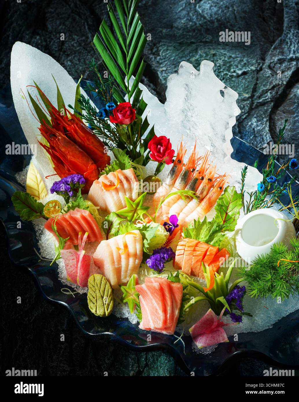 Verschiedene Sashimi-Platten mit Lachs und Garnelen auf Eis Stockfoto