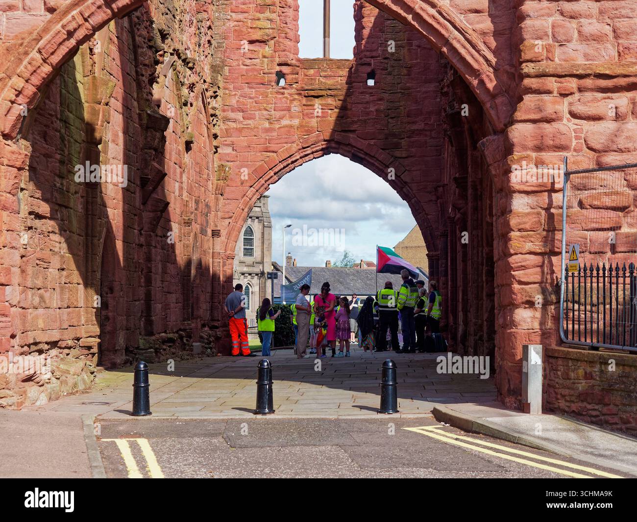 Die Teilnehmer des Arbroath Pride March beginnen sich vor der Parade durch die Stadt vor der Arbroath Abbey zu versammeln. Stockfoto