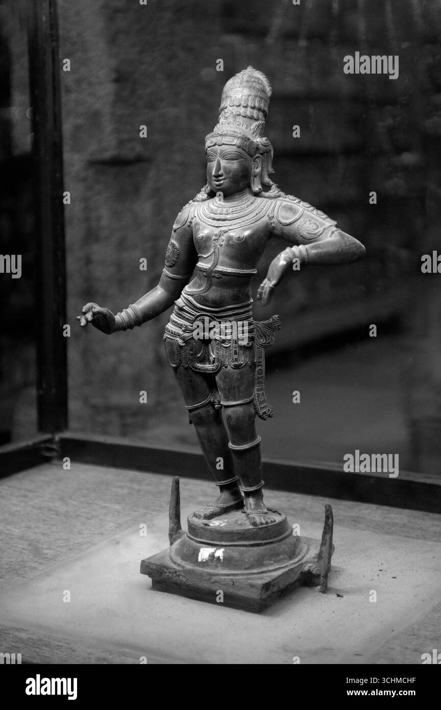 Schwarz-weiß-Foto der Statue des hinduistischen Gottes Krishna in Bronze der Chola-Dynastie im Madurai-Staat Tamil Nadu Indien Stockfoto Schwarz-weiß-Foto der Statue des hinduistischen Gottes Krishna in Bronze der Chola-Dynastie im Madurai-Staat Tamil Nadu Indien Stockfoto