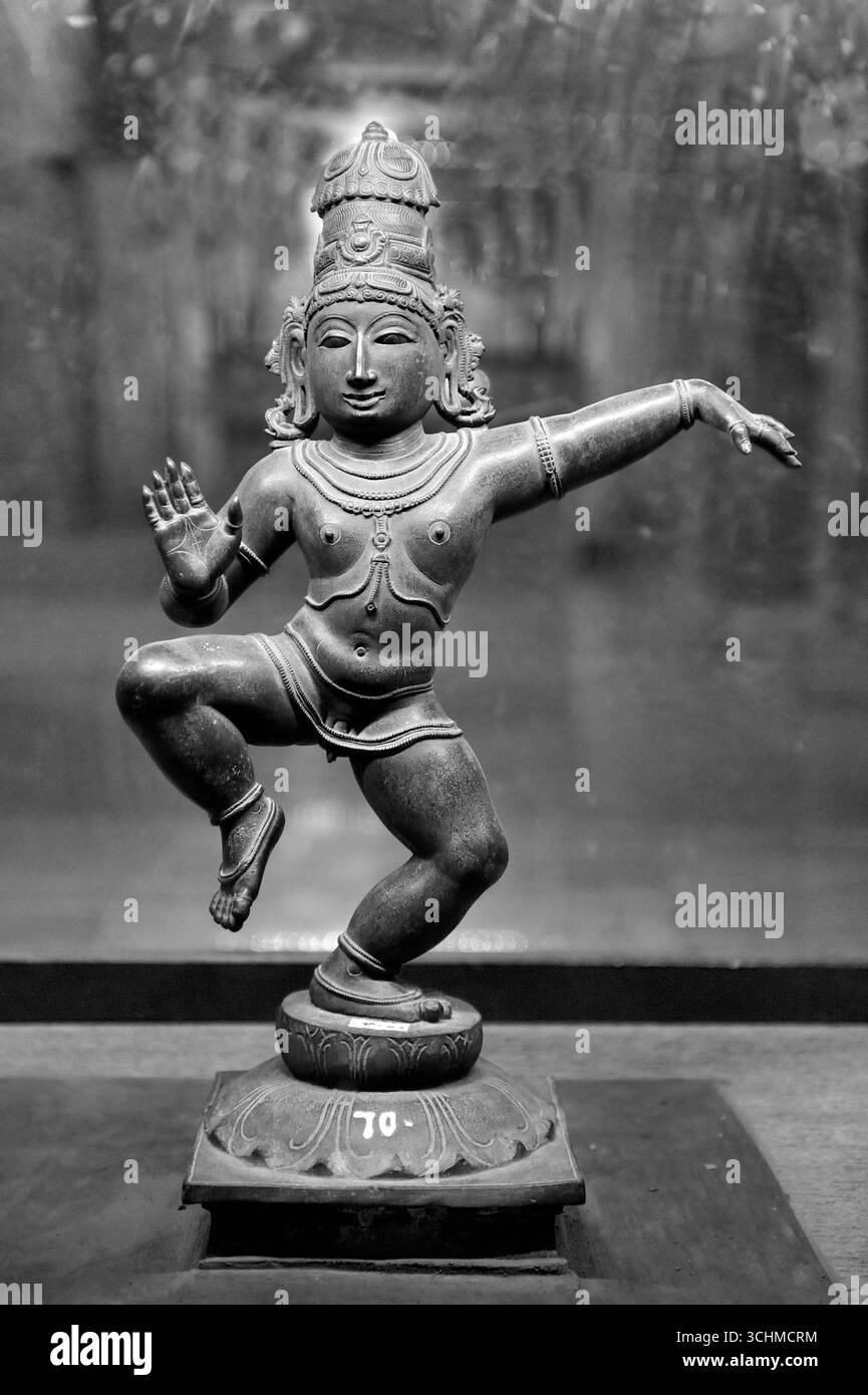 Schwarz-weiß-Foto der Statue des hinduistischen Gottes Krishna in Bronze der Chola-Dynastie im Madurai-Staat Tamil Nadu Indien Stockfoto Schwarz-weiß-Foto der Statue des hinduistischen Gottes Krishna in Bronze der Chola-Dynastie im Madurai-Staat Tamil Nadu Indien Stockfoto