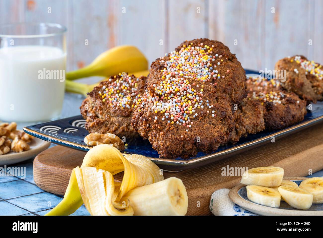 Vegane Bananen- und Walnusskekse Stockfoto