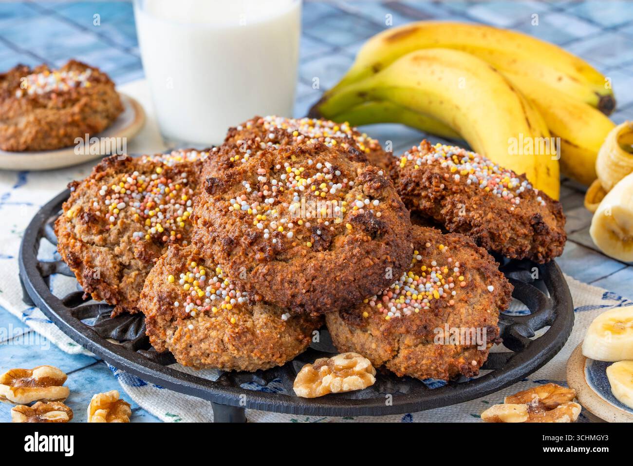 Vegane Bananen- und Walnusskekse Stockfoto