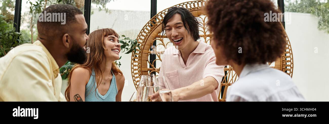Freunde teilen ein Lächeln und aufregende Momente in einem lebhaften Café im Freien und genießen gemeinsam Glück. Stockfoto