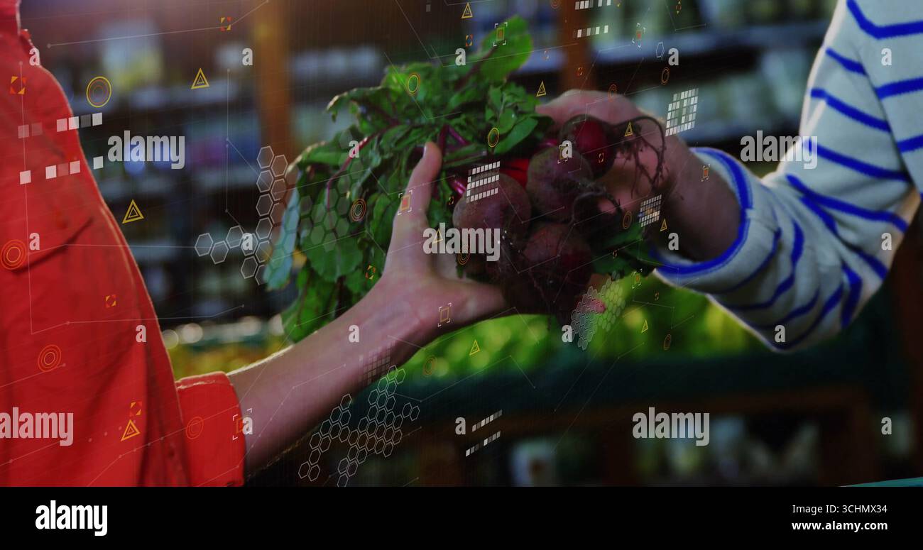 Handel mit Blattrüben zwischen Mitarbeiter mit rotem Hemd und Kunden mit gestreiftem Pullover im Produce Aisle Stockfoto