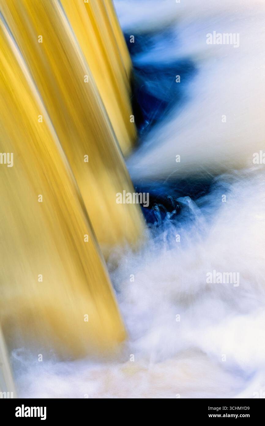 Abstrakt fallendes Wasser in einem Fluss in Langzeitexposition Stockfoto