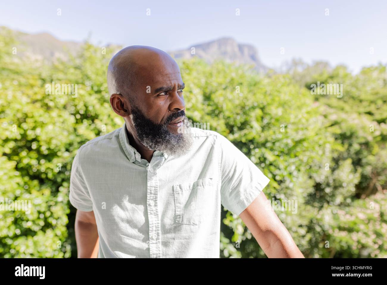 Draußen stehen, der Mensch bewundert die Natur mit Bergen im Hintergrund Stockfoto