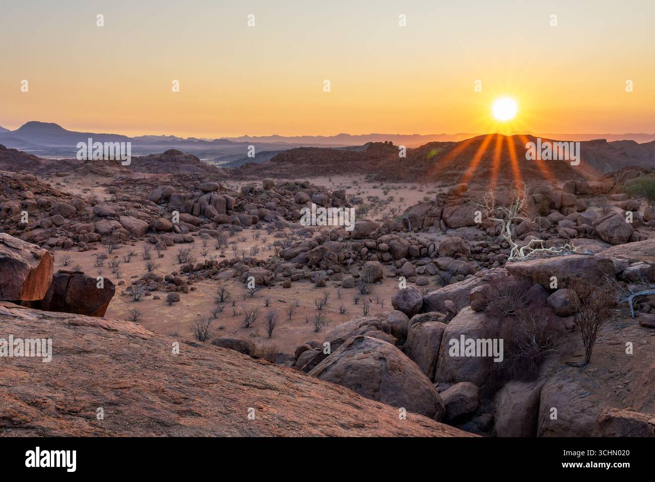 Malerische Aussicht auf felsige Berge bei Sonnenuntergang, Damaraland Landschaft, Namibia, Afrika Stockfoto