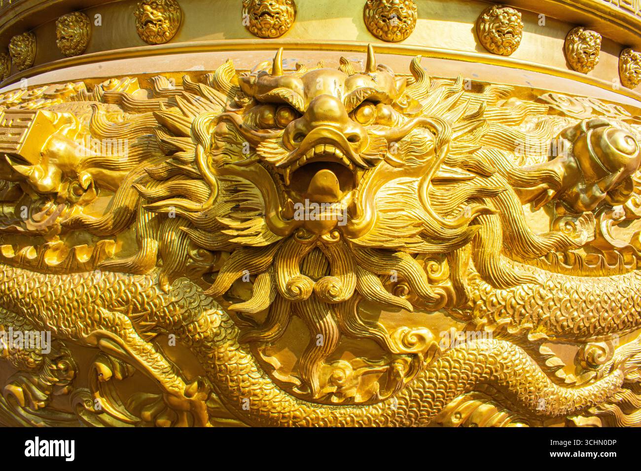 Goldene Drachen-Schnitzerei auf dem Tempel Räucherbrenner am chinesischen Tempel, goldene Drachen Skulptur Detail. Stockfoto