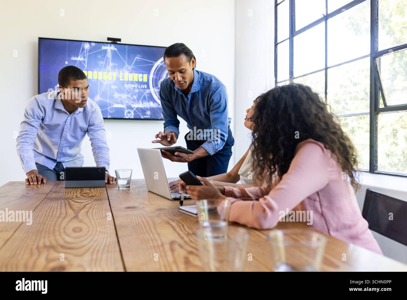 Verschiedene Geschäftsteams arbeiten an Projekten mit Laptops und Tablets im Büro zusammen Stockfoto