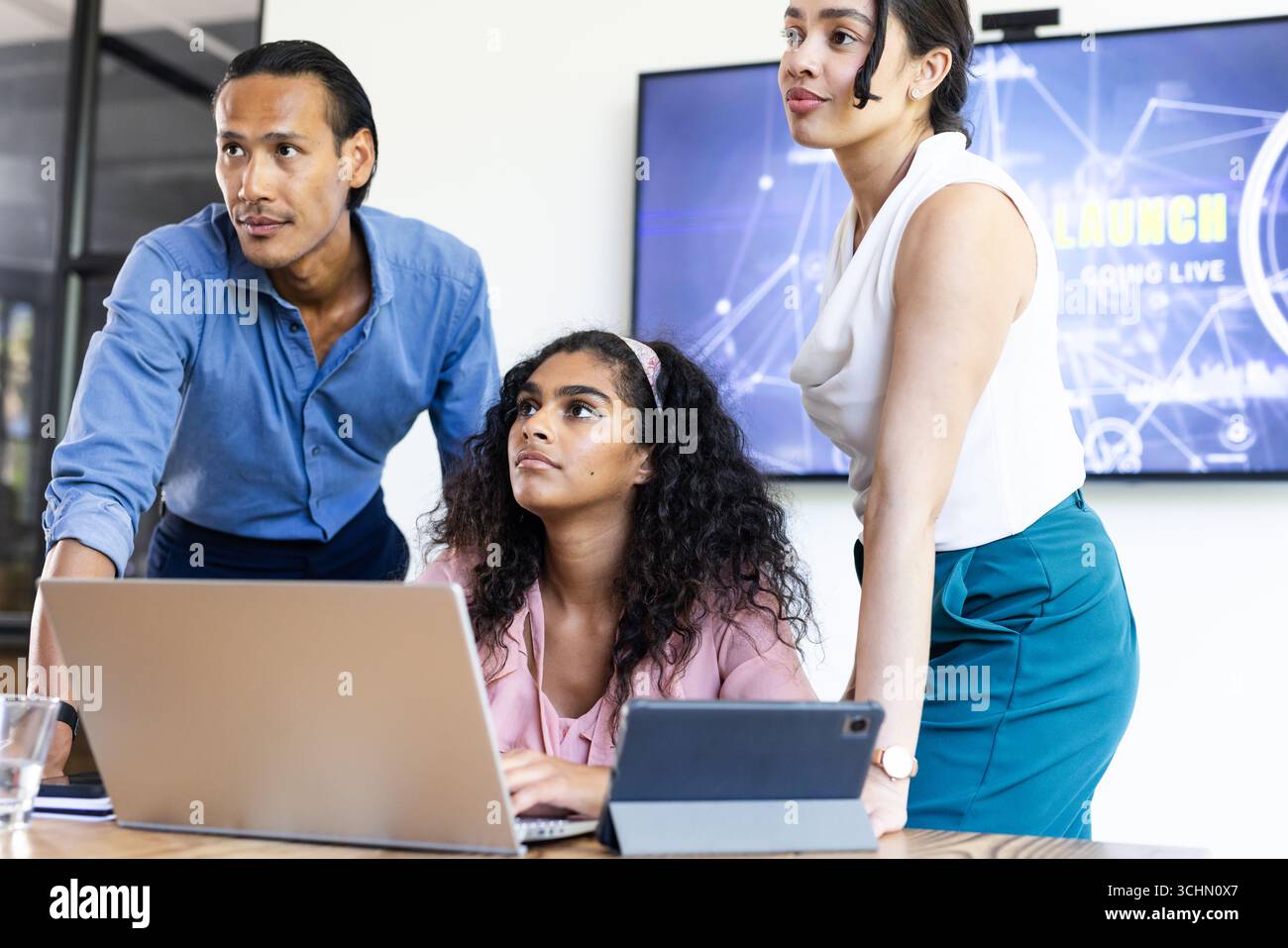 Verschiedene Geschäftsteams arbeiten an Projekten mit Laptop und Tablet im Büro zusammen Stockfoto