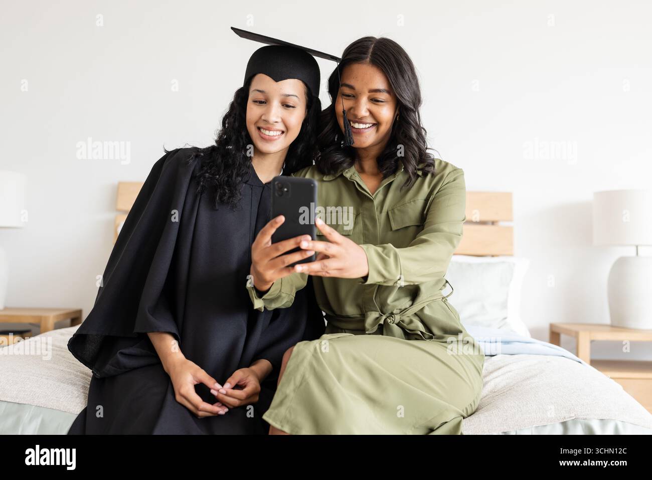 Stolze Mutter und Tochter machen zu Hause Selfie und lächeln glücklich Stockfoto