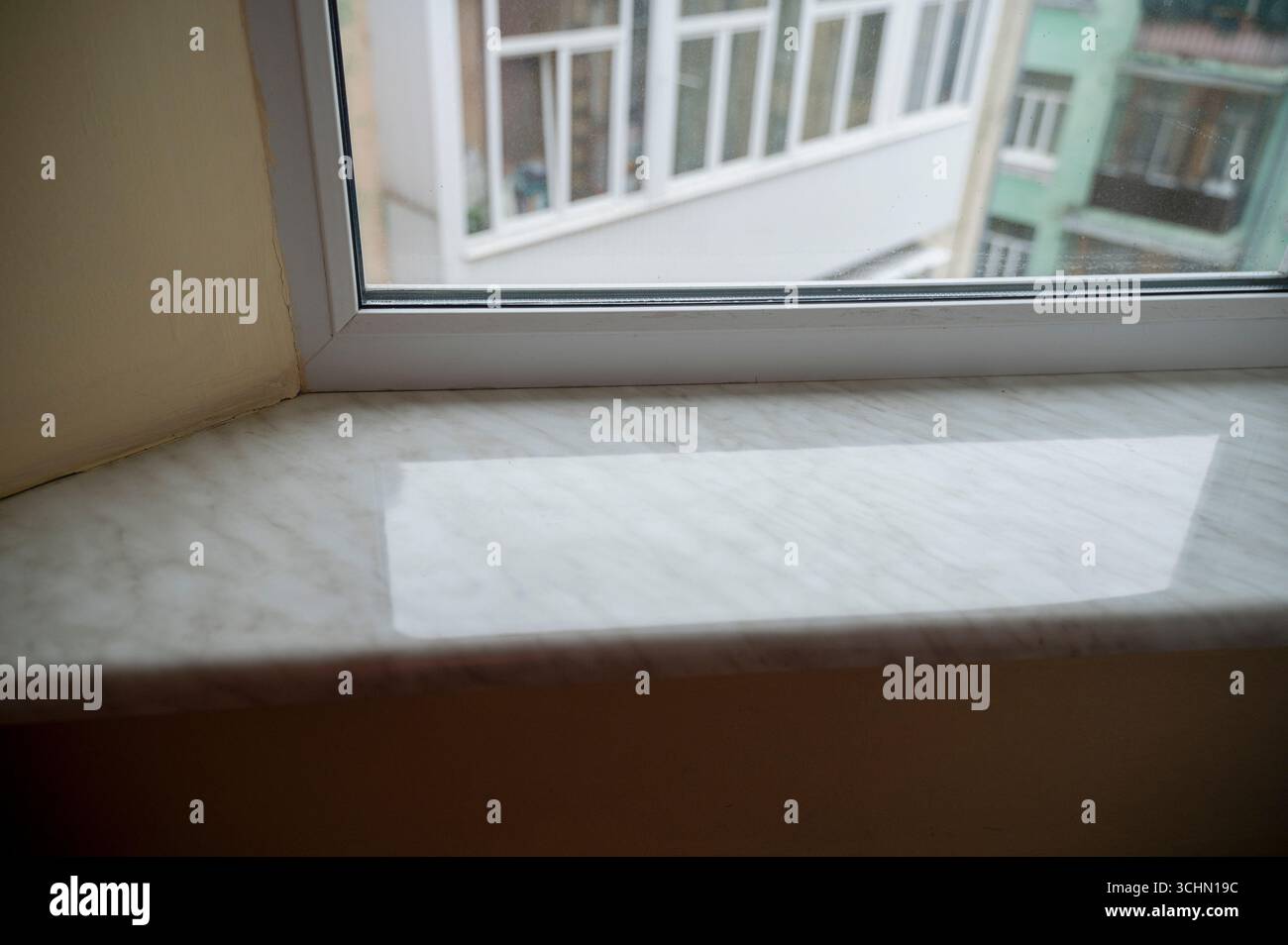 Dieser elegante Fensterschweller aus Marmor besticht durch natürliche Muster, die seine Attraktivität unterstreichen Stockfoto