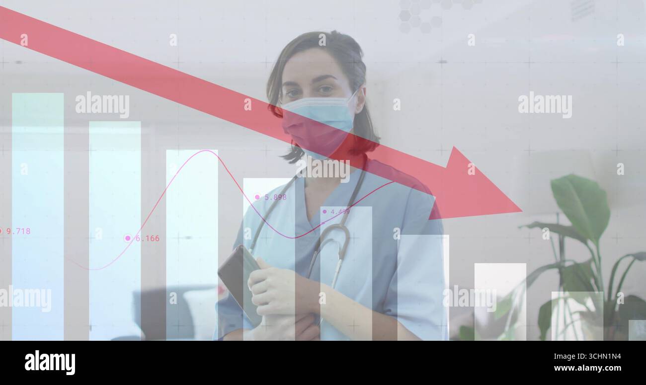 Schwester in blau schrubbt Trends auf Smartphone im Krankenhaus, Stethoskop, Diagramm, Pfeil nach unten Stockfoto