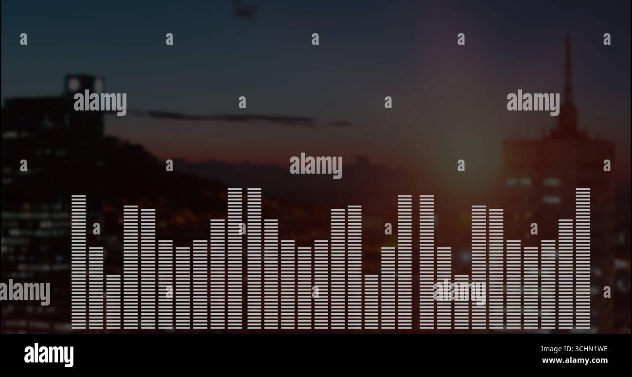 Mit Audio-Equalizer-Bars, die in der Abenddämmerung über die verschwommene Skyline der Stadt steigen und fallen, Musik-Thema Stockfoto