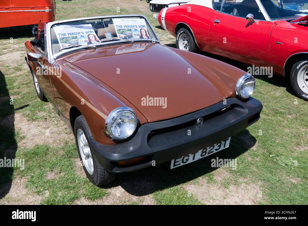 Three-Quarter Front View of a Brown, 1978, MG Midget, verwendet in dem Film „The Miners Son“, ausgestellt auf der Deal and Walmer Classic Car Show 2025 Stockfoto