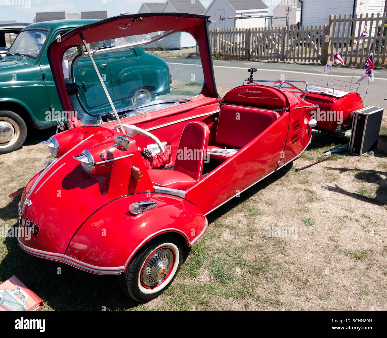 Ansicht eines Red, 1961, Messerschmitt KR200, mit passendem Anhänger, ausgestellt auf der Ausstellung auf der Deal and Walmer Classic Car Show 2025 Stockfoto