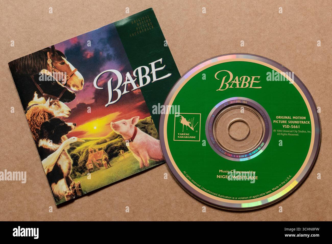 „Babe“ Original Motion Picture Soundtrack CD-Cover mit Disc, isoliert auf hellem, leerem Hintergrund Stockfoto