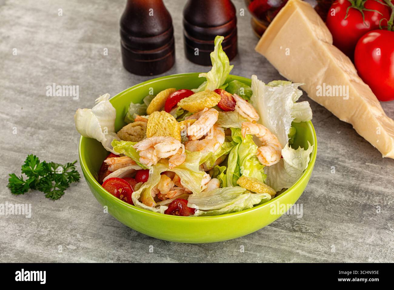 Leckerer caesar-Salat mit Garnelen und Eisberg Stockfoto