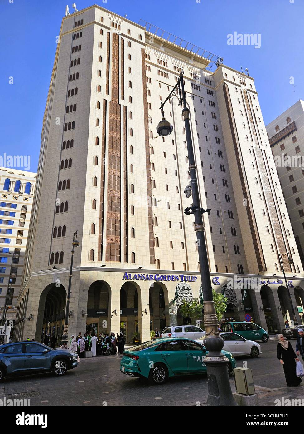 Das Al Ansar Golden Tulip Hotel 3 ist eine geeignete Unterkunft. Madinah, Saudi-Arabien - 5. März 2024 - Smartphone-aufgenommenes Stockfoto