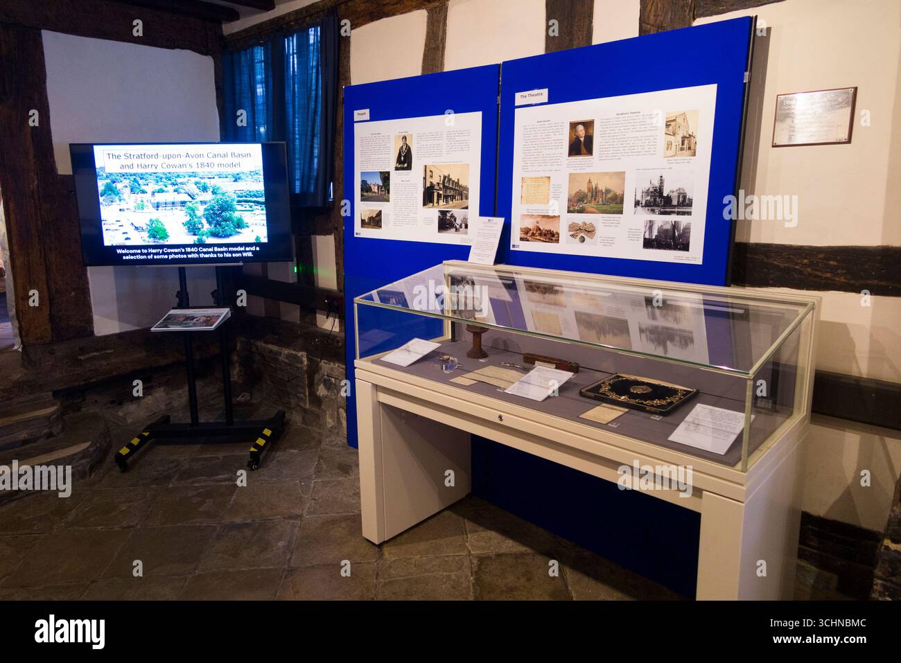 Ausstellung (mit freiem Eintritt) zur Geschichte von Stratford und Informationen zur Ausstellung und Inneneinrichtung von Harvard House, 26 High Street, Stratford upon Avon, Großbritannien. (145) Stockfoto