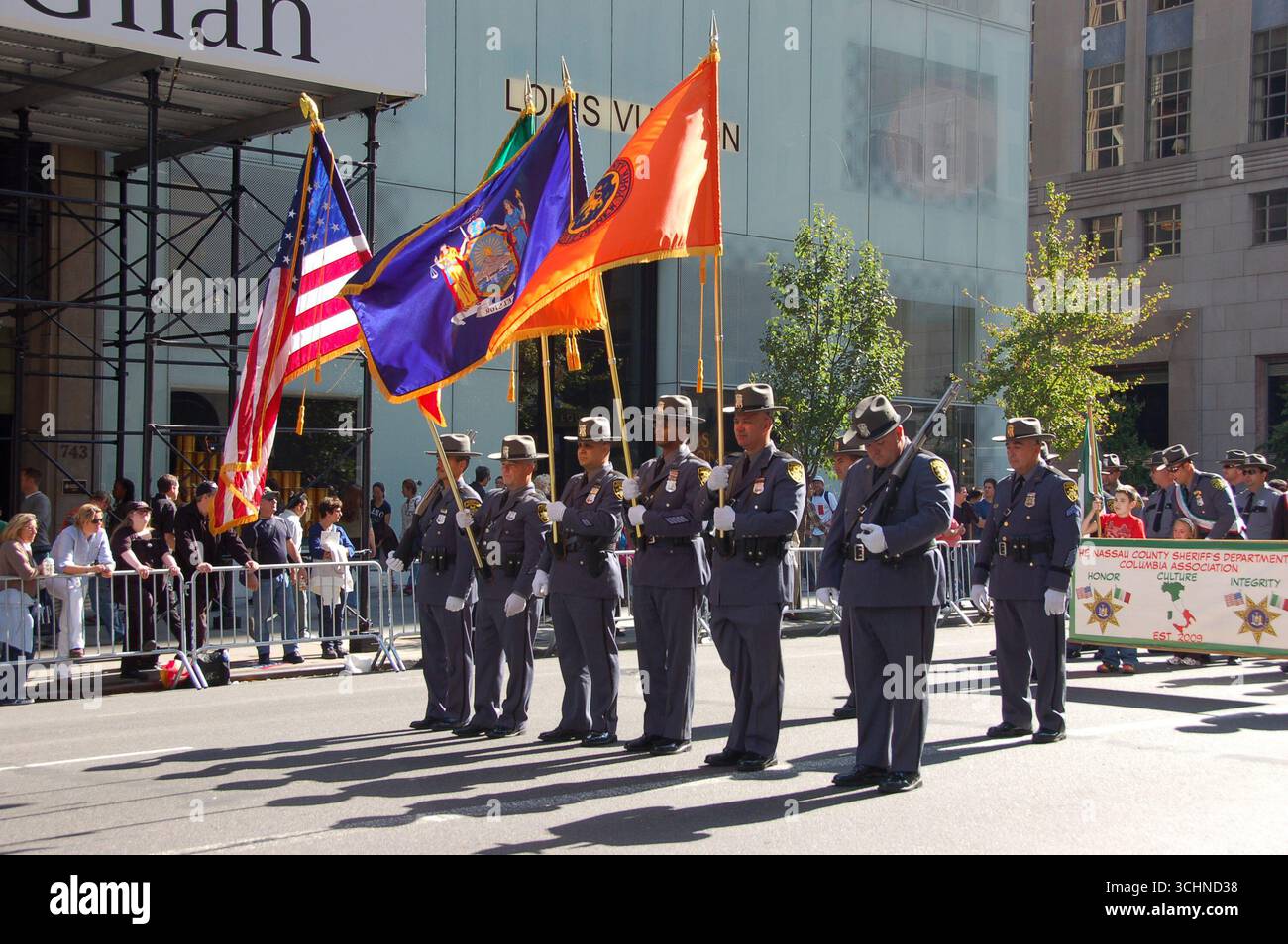 Die uniformierte Ehrengarde trägt während der Columbus Day Parade in New York City amerikanische Flaggen und marschiert in Formation Stockfoto