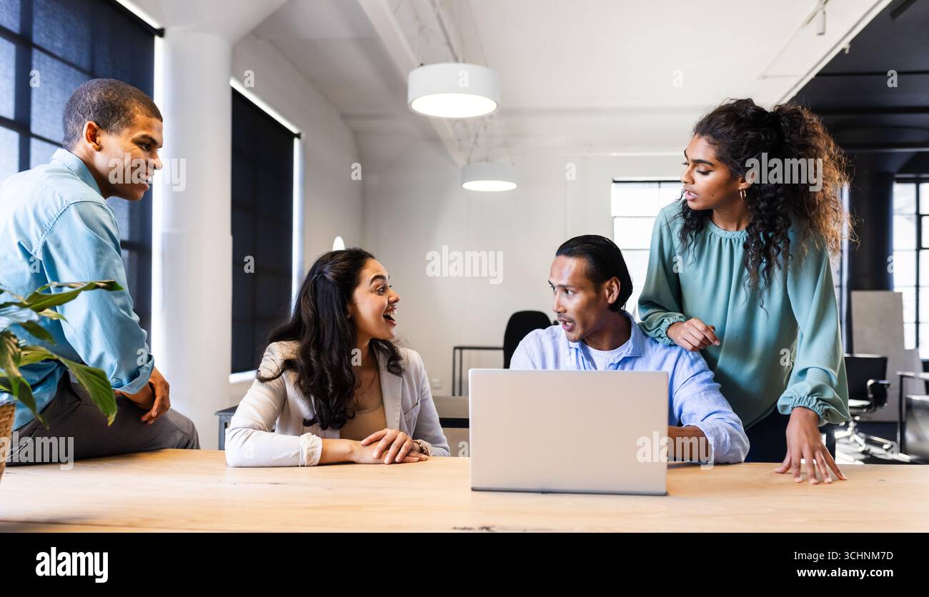 Vielfältige Geschäftsteams arbeiten in modernen Büros mit Notebooks zusammen und diskutieren Ideen Stockfoto