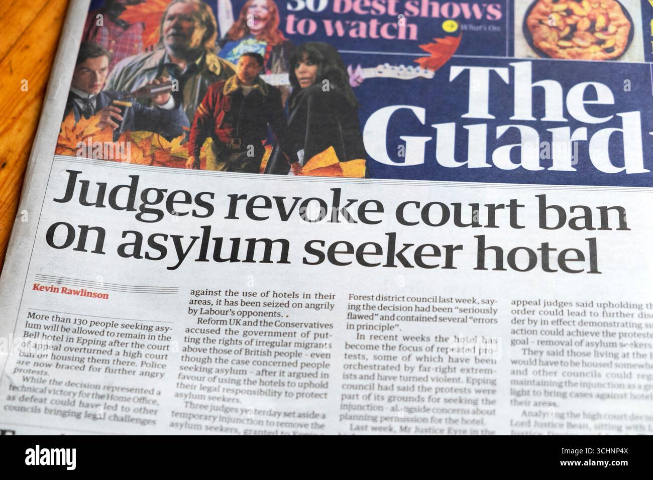 "Richter widerrufen gerichtliches Verbot für Asylbewerberhotel" Guardian Zeitung Schlagzeile Titelseite Migrantenwohnheim Hotel artikel 30 August 2025 London England Großbritannien Stockfoto