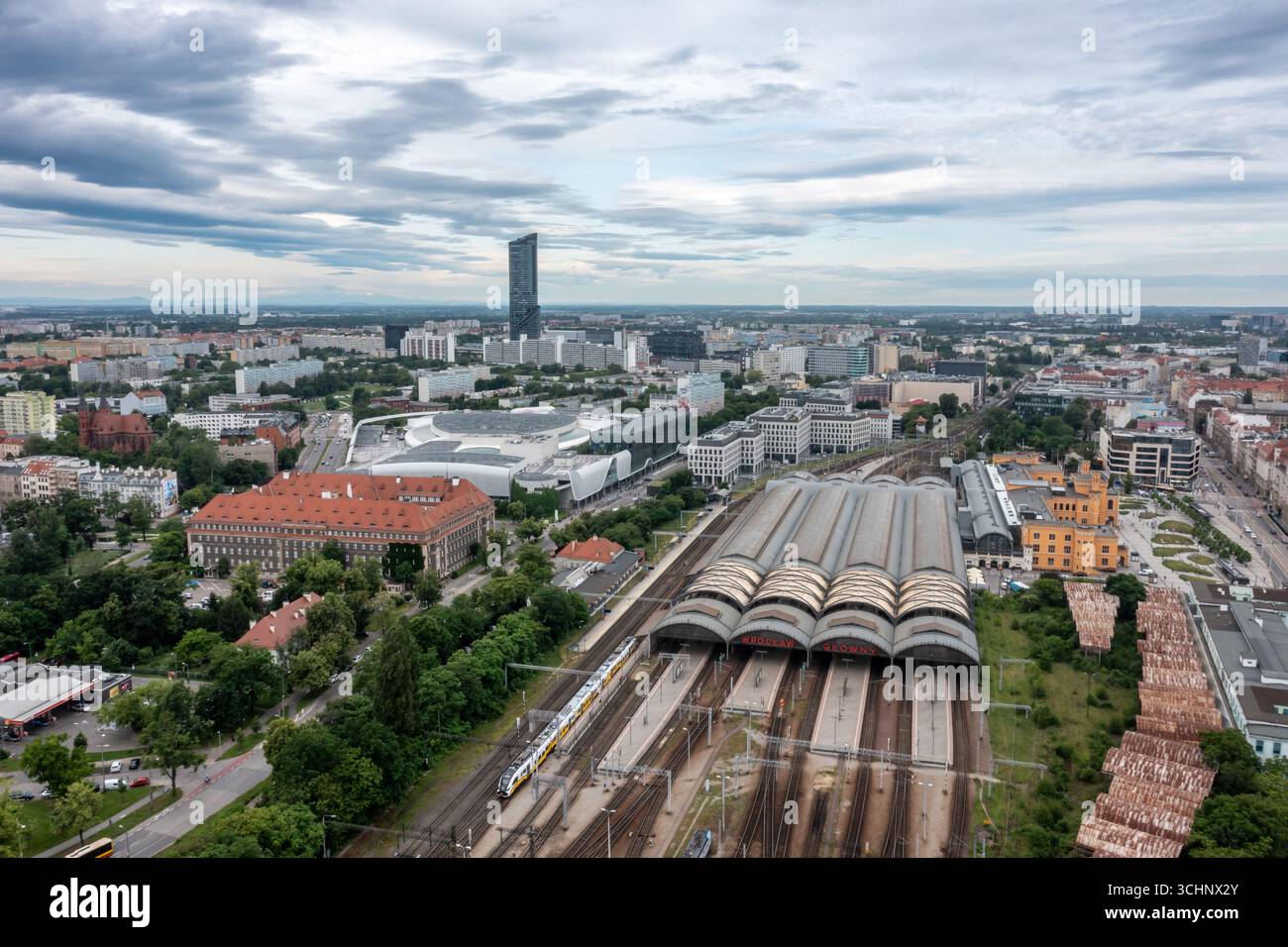 Breslau, Polen - 06 06, 2025: Aus der Vogelperspektive auf den Bahnhof Breslau Glowny und die umgebende moderne Stadtlandschaft mit Sky Tower und Wohngebäuden Stockfoto