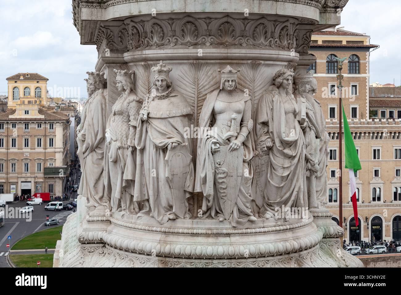 ROM, ITALIEN - 10. MÄRZ 2023: Dies ist ein Fragment des Sockels des Monuments für König Viktor Emanuel II. Auf dem Vittoriano-Denkmal mit allegorica Stockfoto