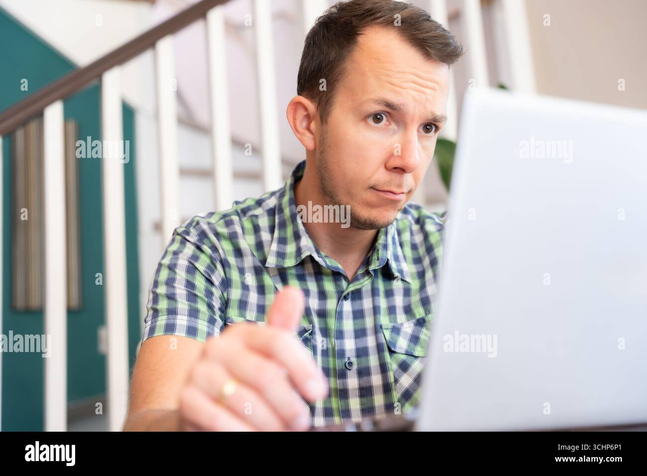 Fokussierter Mann Mit Ernstem Ausdruck Mit Laptop Im Home Office Remote Work Konzept Stockfoto