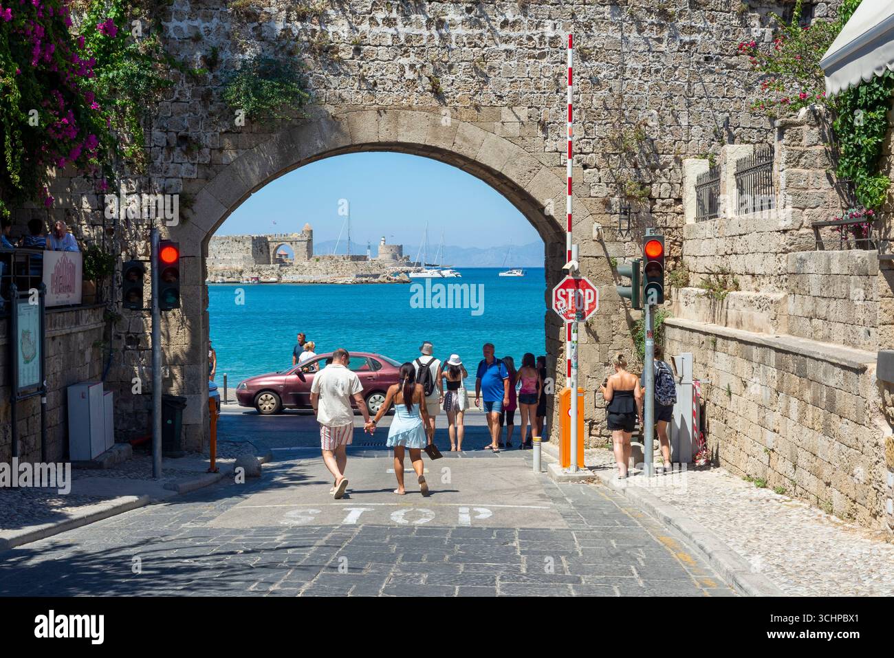 Bogenförmiger Eingang oder Ausgang in die Altstadt vom Hafen, Rhodos-Stadt, Griechenland Stockfoto