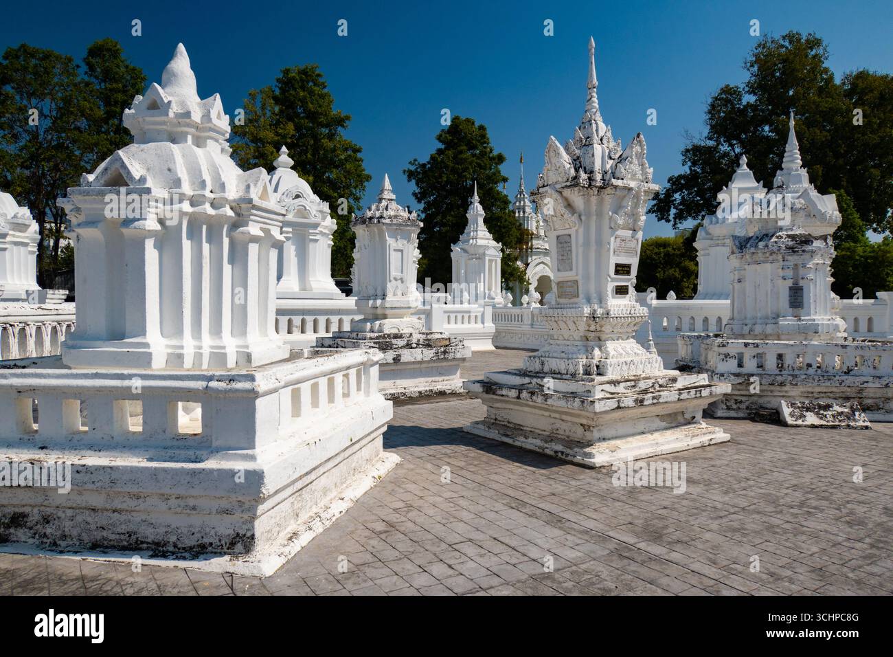 Weiße Mausoleen von Prinzessin Dara Rasmi, Wat Suan Dok, Chiang Mai Stockfoto