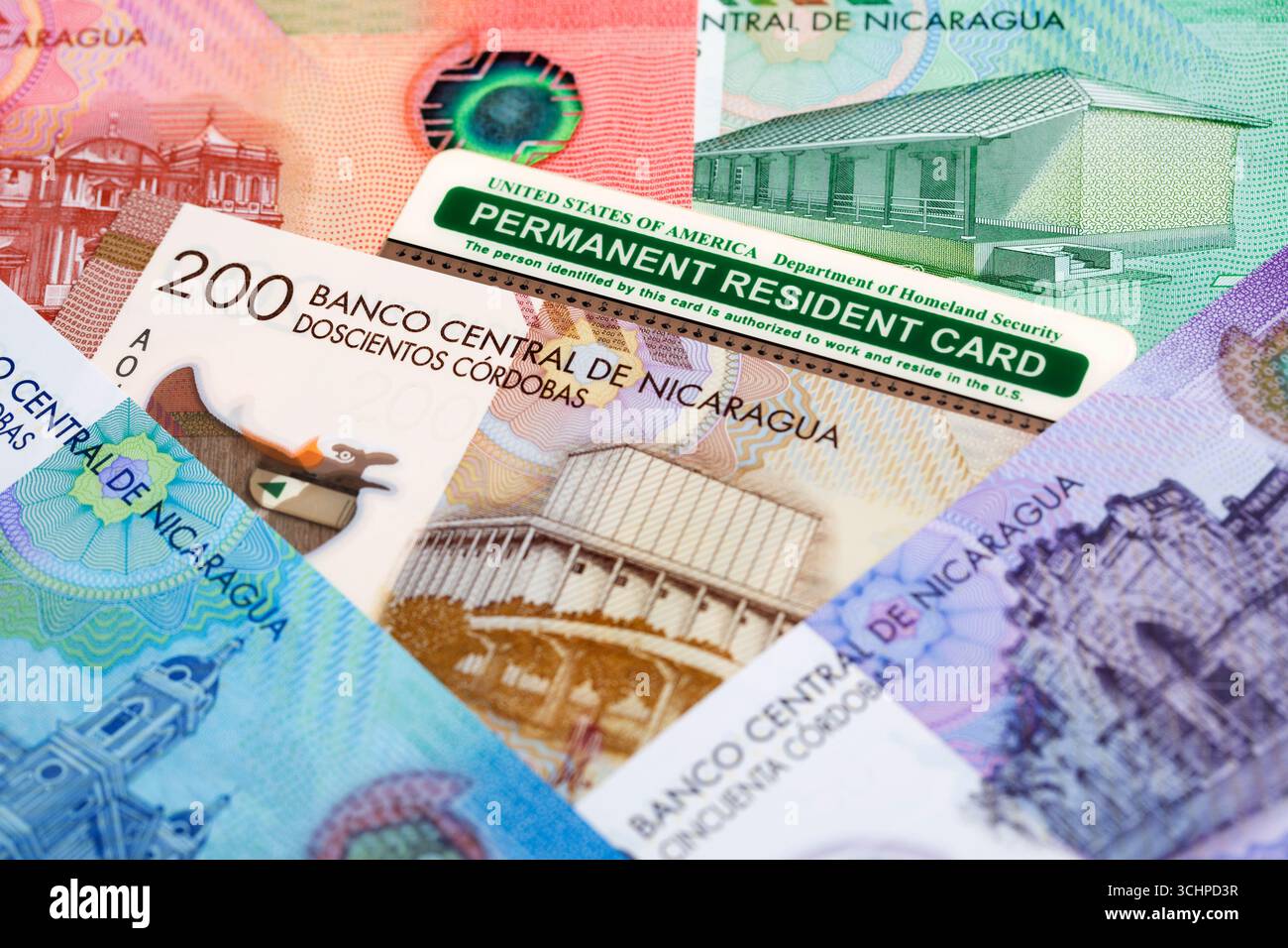 American Permanent Resident Card für nicaraguanisches Geld - Cordoba Stockfoto