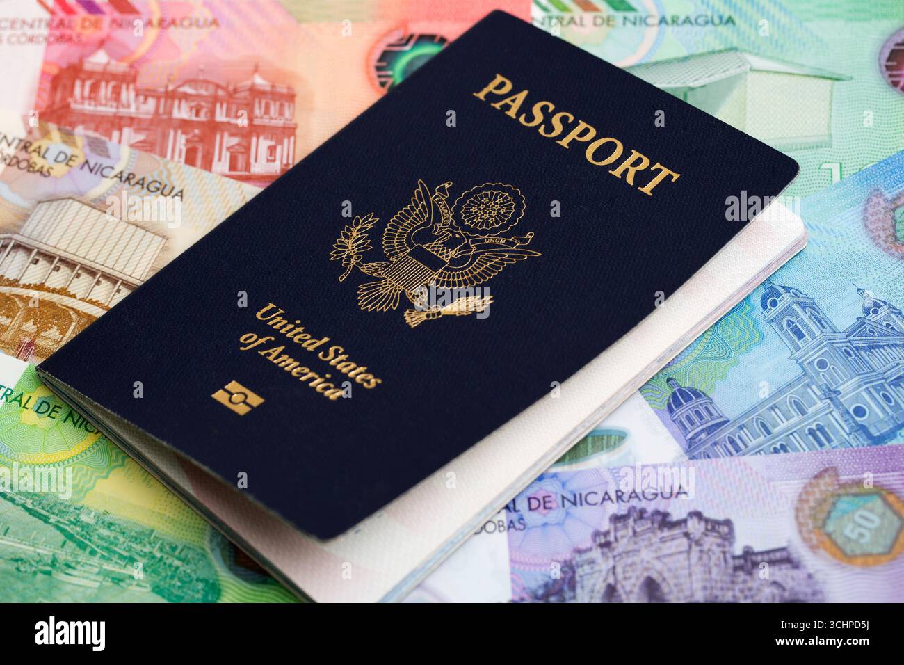 Amerikanischer Pass auf nicaraguanisches Geld - cordoba Stockfoto