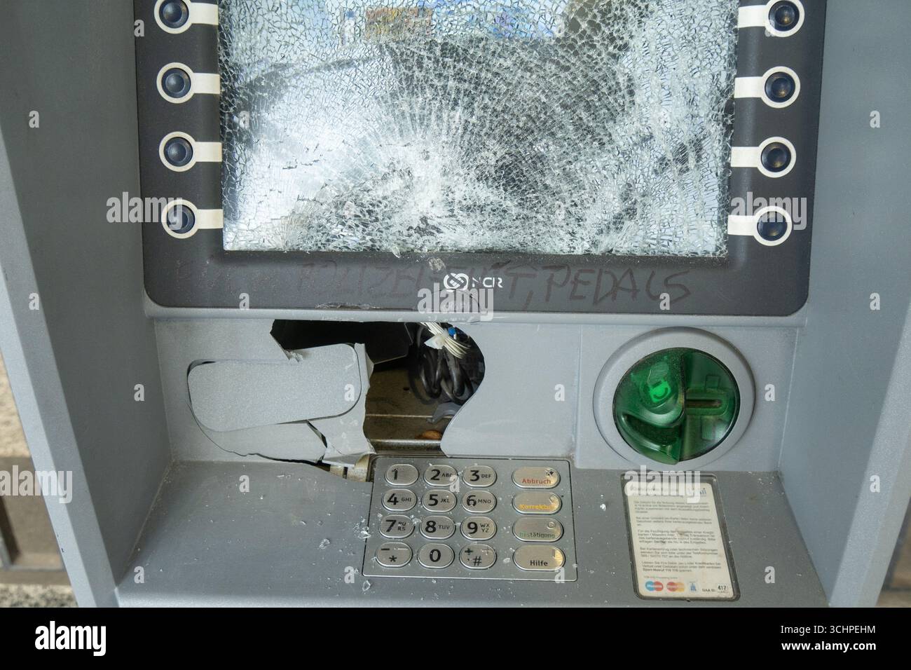 BERLIN - 12. JUNI: Am 12. Juni wurde ein Geldautomat an einem Bahnhof in Berlin zerstört. Stockfoto