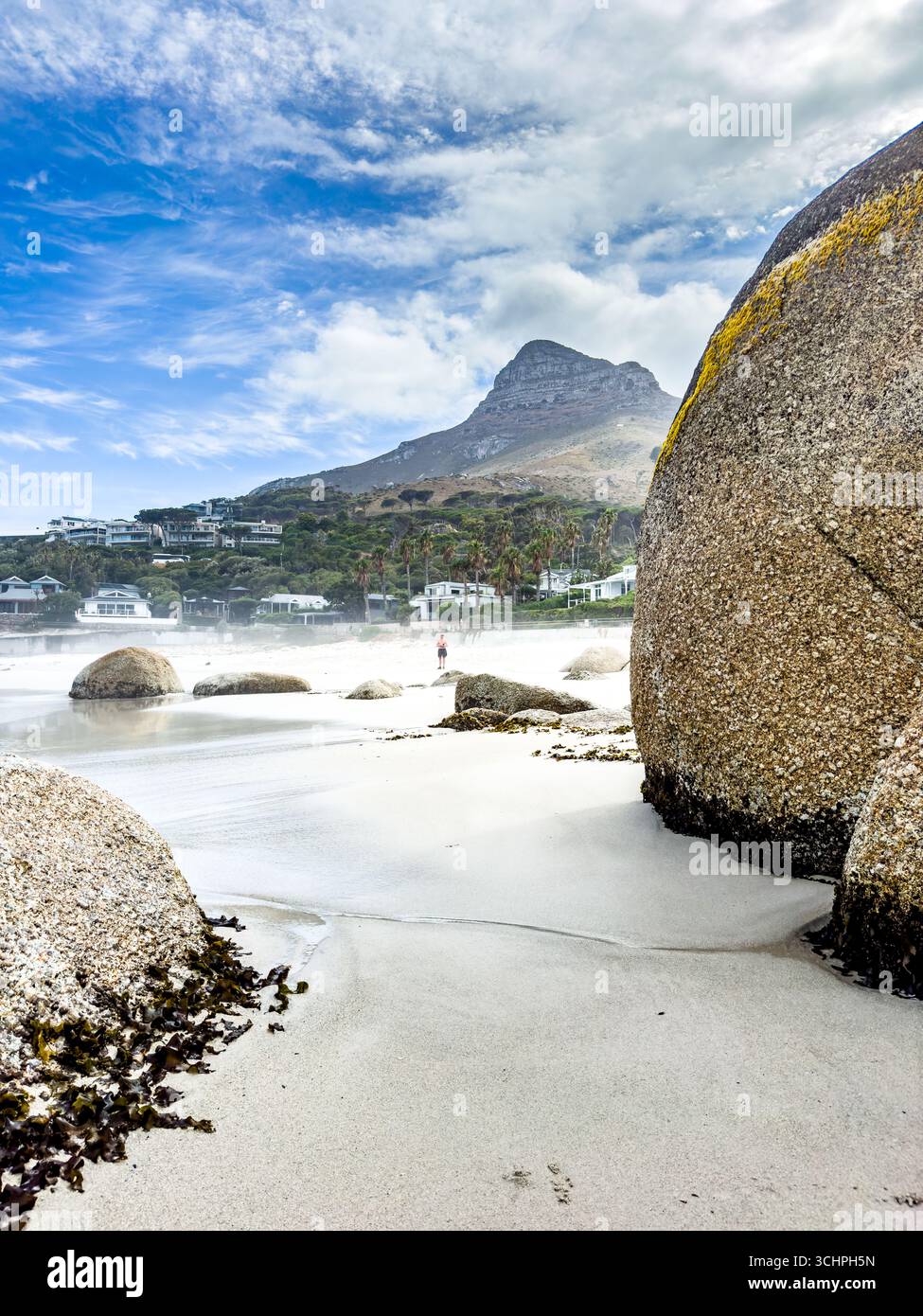 Eine Weitwinkelaufnahme eines Strandes in Kapstadt mit dem majestätischen Lion's Head Berg im Hintergrund. Das Foto zeigt den weiten Sandstreifen - Smartphone-aufgenommenes Stockfoto