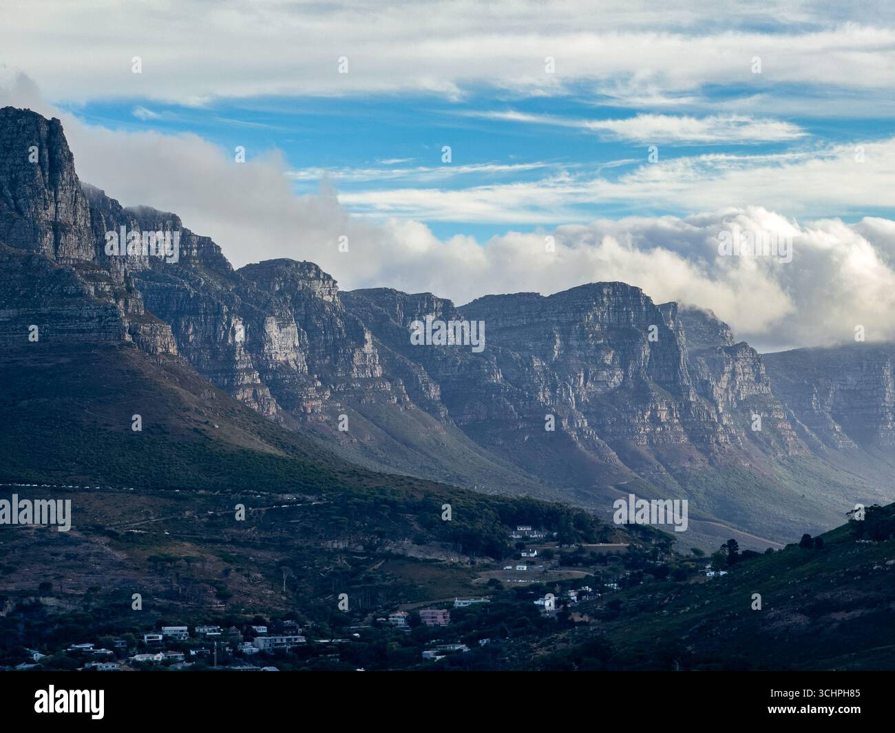Ein atemberaubender Panoramablick auf die majestätischen Twelve Apostles Bergkette in Kapstadt, Südafrika. - Smartphone-aufgenommenes Stockfoto