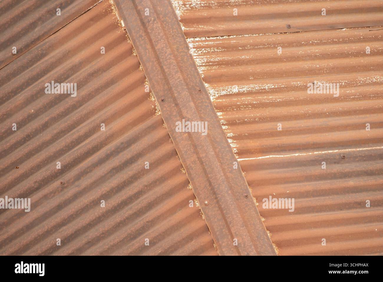 Wellblech-Textur-Hintergrund eines alten Daches. In Bangladesch ist sie als Dheu Tin bekannt. Stockfoto