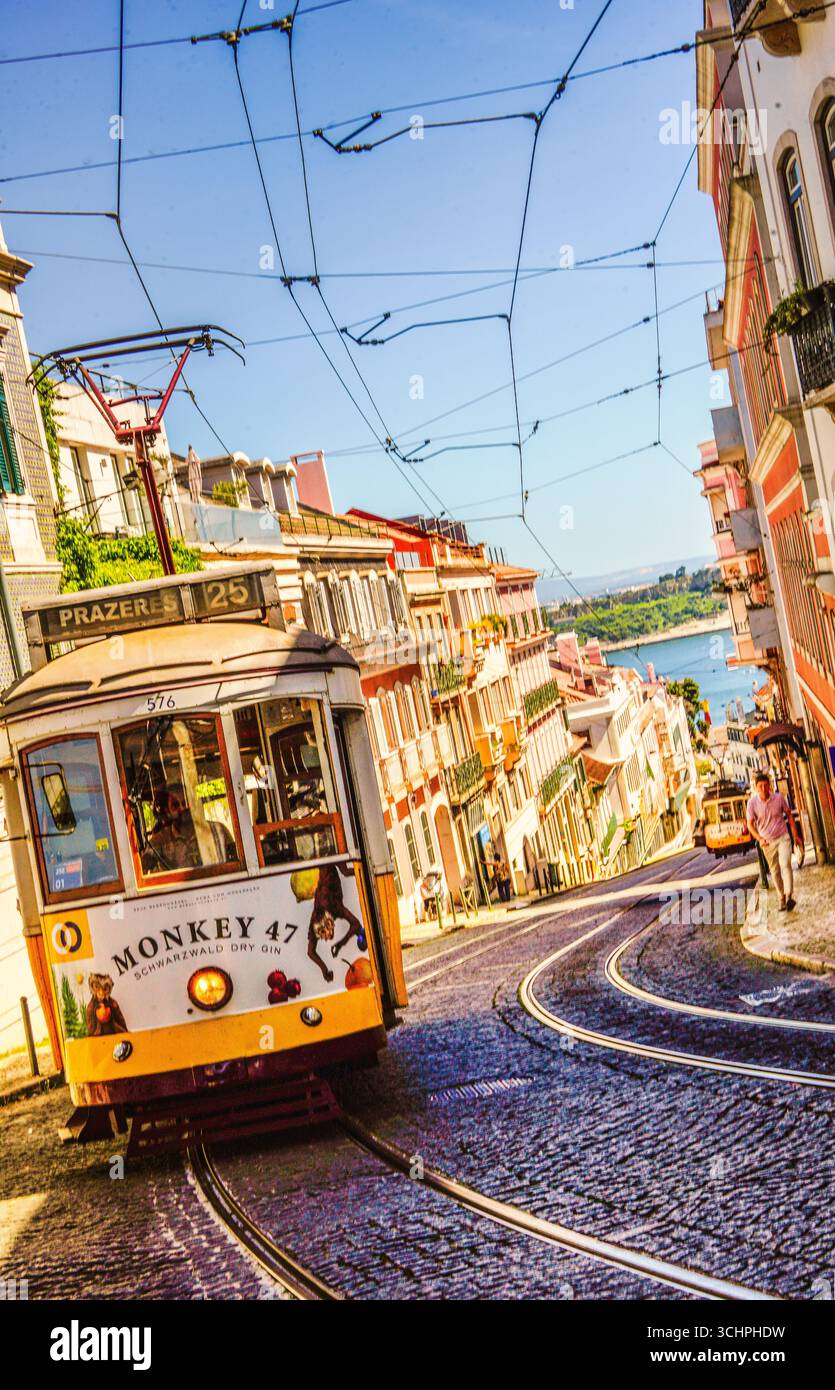 Der Fahrer am Steuer einer historischen Straßenbahn 18E in Lissabon, Portugal. Vintage-Charme trifft öffentliche Verkehrsmittel. Stockfoto Der Fahrer am Steuer einer historischen Straßenbahn 18E in Lissabon, Portugal. Vintage-Charme trifft öffentliche Verkehrsmittel. Stockfoto