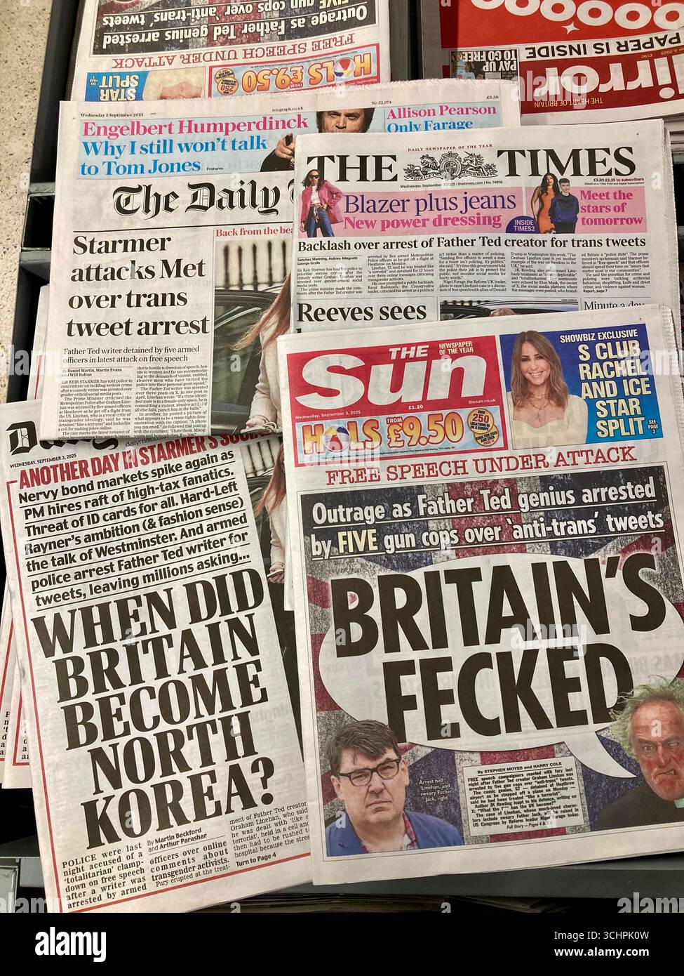 Haltung der britischen Zeitungen gegenüber dem Genie von Vater Ted wegen Anti-Trans-Tweets verhaftet Stockfoto