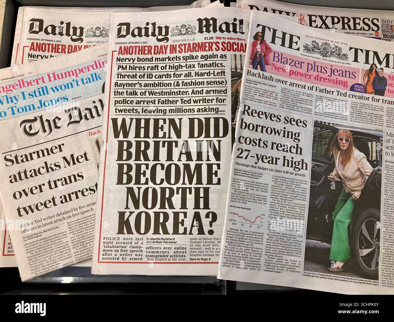 Haltung der britischen Zeitungen gegenüber dem Genie von Vater Ted wegen Anti-Trans-Tweets verhaftet Stockfoto