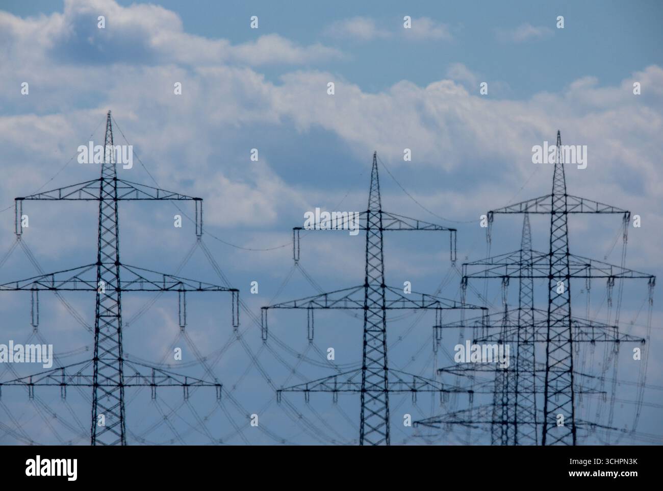 Klein Rogahn, Deutschland. September 2025. Stromübertragungsleitungsmasten stehen vor einer Umspannstation. Die Bundesregierung hat beschlossen, die Netzgebühren zu senken. Davon dürften auch private Haushalte profitieren. Die Steuererleichterungen für Unternehmen des verarbeitenden Gewerbes sowie der Land- und Forstwirtschaft sollen dauerhaft eingeführt werden. Quelle: Jens Büttner/dpa/Alamy Live News Stockfoto