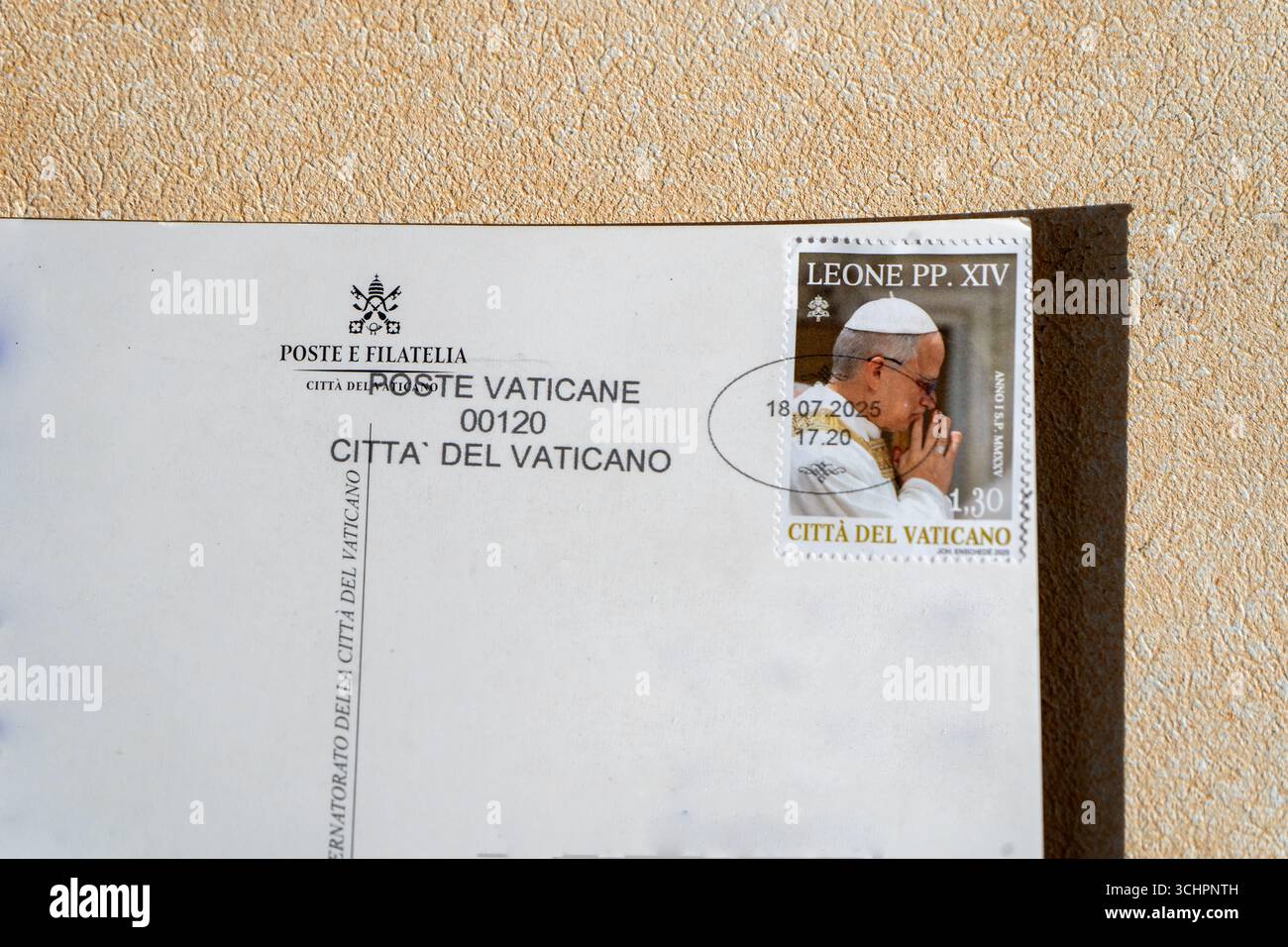 Leone PP XIV auf Briefmarke Postkarte Vatikan. Ich schicke einen Brief per Post. Postcross-Filatelie. Vatikanpostmarke poste Vatikan 00120. Italien, Vatikan - 18. Juli 2025. Stockfoto