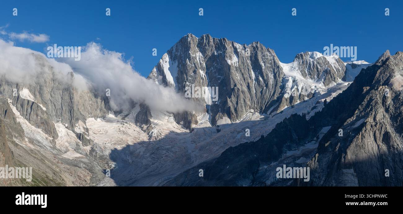 Der Grand Jorasses ist im Abendlicht am Höhepunkt. Stockfoto