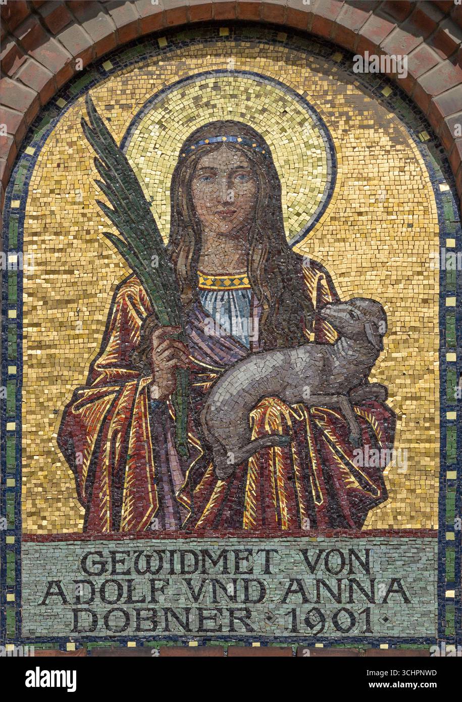 WIEN, AUSTIRA - 5. JULI 2021: Das Mosaik von St. Agnes die Fassade der Kirche St. Antonius von Anfang 20. Cent... Stockfoto